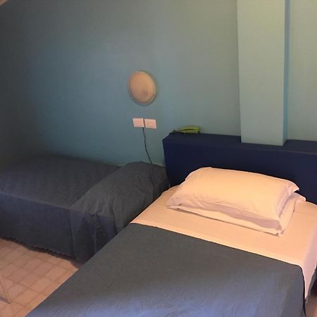 Hotel Albatros Розето-дельи-Абруцци Экстерьер фото
