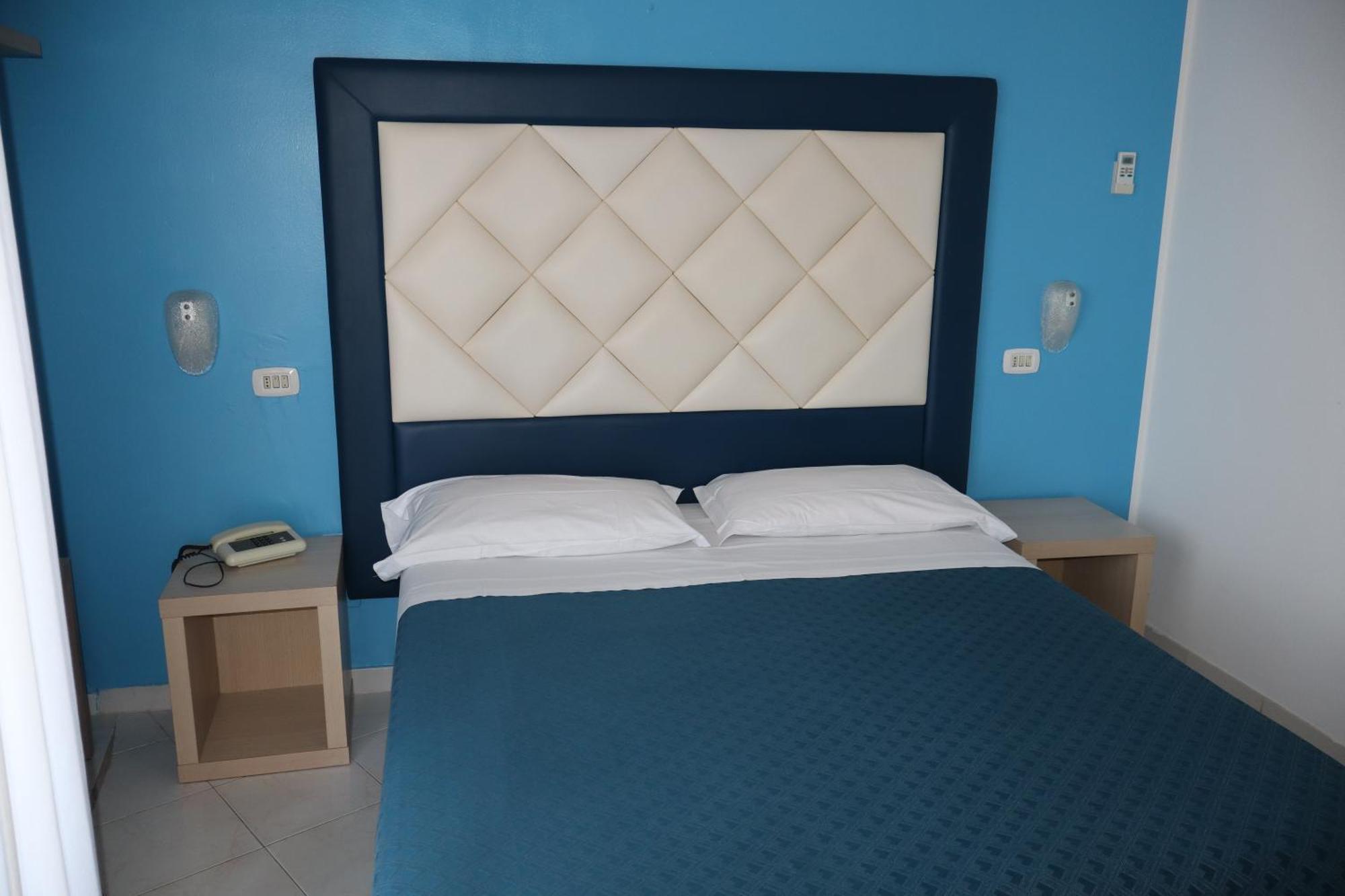 Hotel Albatros Розето-дельи-Абруцци Экстерьер фото