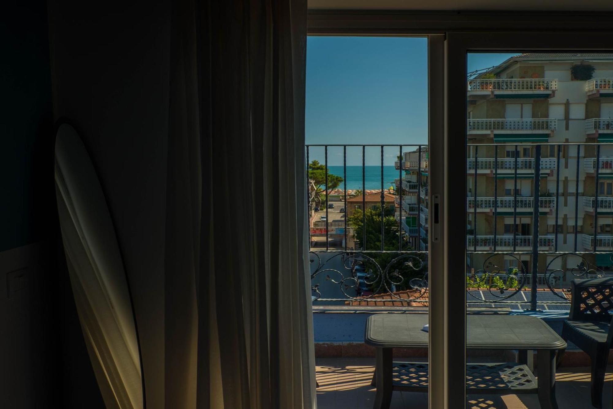 Hotel Albatros Розето-дельи-Абруцци Экстерьер фото