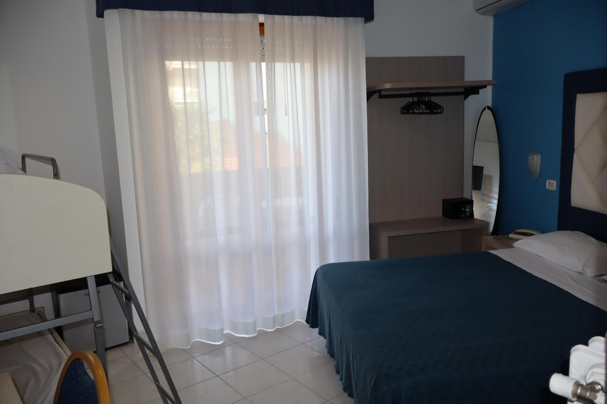 Hotel Albatros Розето-дельи-Абруцци Экстерьер фото